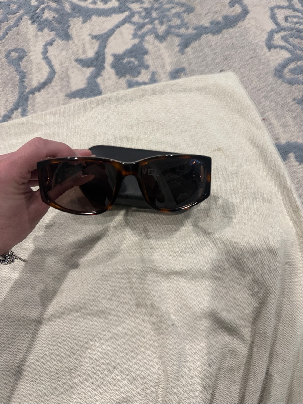 CHANEL Tortoise Frame Sunglasses with Gold CC Emblem - Picture 2 of 6